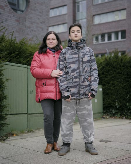 Tetyana Kostenko mit ihrem Sohn vor dem Holiday Inn Express am Bremer Flughafen.