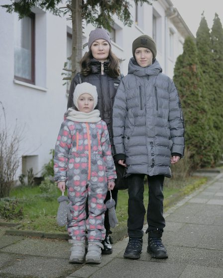 Anna Maryna mit ihren beiden Kindern vor deren Reihenhauswohnung in Bremen-Walle.