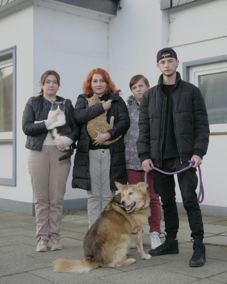 Yulia Lomakina mit ihren beiden Kindern, adoptierten Haustieren und einer Bekannten.